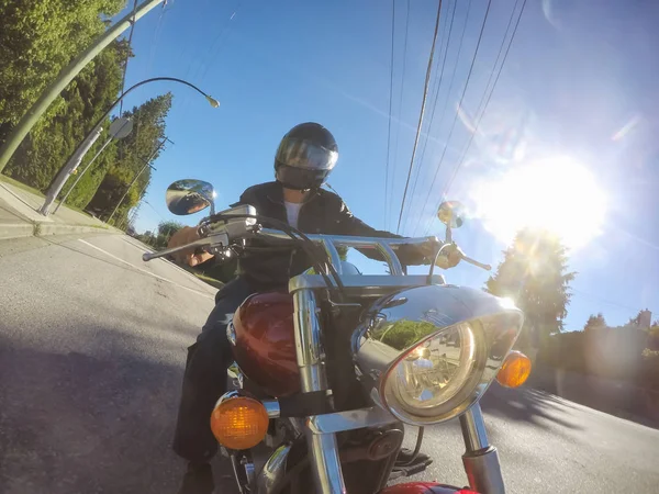 Vancouver Kolumbia Brytyjska Kanada Lipca 2018 Człowiek Motocyklu Jedzie Nowoczesnym — Zdjęcie stockowe