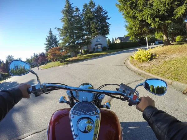 Motorradfahren Einer Wohngegend Einem Sonnigen Sommertag Aufgenommen Surrey Vancouver Canada — Stockfoto