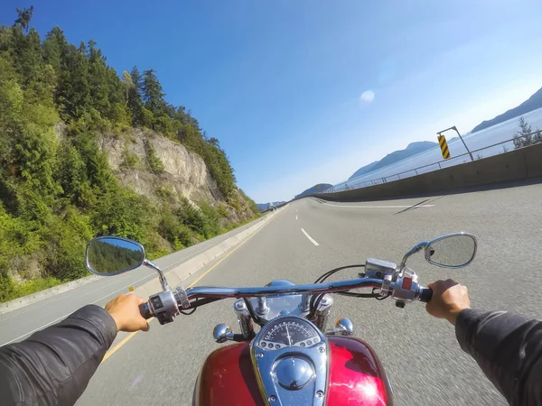 Jazda Motocyklu Słoneczny Letni Dzień Podjęte Sea Sky Highway Squamish — Zdjęcie stockowe