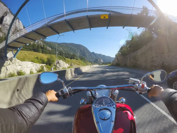 Jazda Motocyklu Słoneczny Letni Dzień Podjęte Sea Sky Highway Squamish — Zdjęcie stockowe