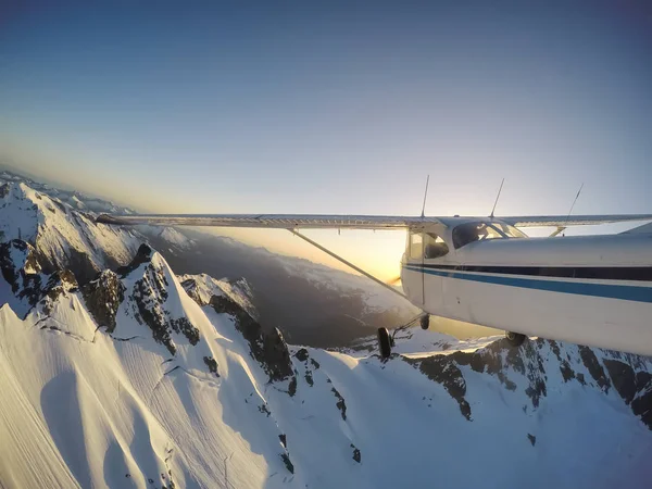 Petit Avion Volant Près Des Montagnes Rocheuses Canada Lors Coucher — Photo