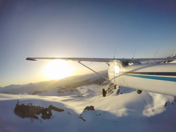 Pequeño Avión Volando Cerca Las Montañas Rocosas Canadienses Durante Una —  Fotos de Stock
