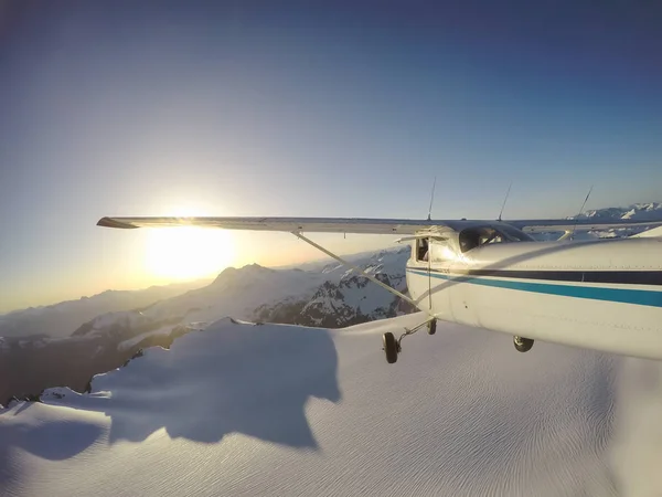 Kleine Vliegtuig Vliegen Buurt Van Rocky Canadian Mountains Tijdens Een — Stockfoto