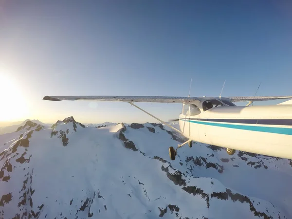 Avião Pequeno Voando Perto Das Montanhas Rochosas Canadenses Durante Pôr — Fotografia de Stock