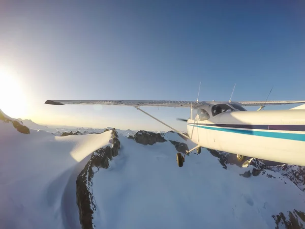 Kleine Vliegtuig Vliegen Buurt Van Rocky Canadian Mountains Tijdens Een — Stockfoto