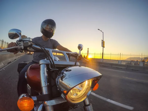バンクーバーのダウンタウン ブリティッシュコロンビア州 カナダ 6月16 2018 オートバイに乗った男は 晴れた夏の夕日の間に近代的な都市に乗っています — ストック写真