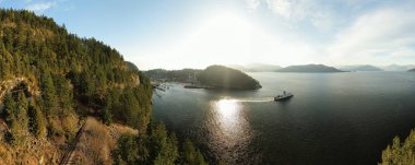 Gün batımından önce güneşli bir akşam boyunca Horseshoe Bay Feribot Terminali havadan panoramik görünümü. Batı Vancouver, British Columbia, Kanada'da çekilmiş.