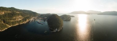 Gün batımından önce güneşli bir akşam boyunca Horseshoe Bay Feribot Terminali havadan panoramik görünümü. Batı Vancouver, British Columbia, Kanada'da çekilmiş.