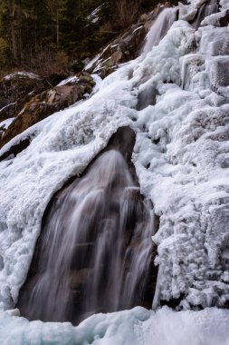 Bir şelale, Crooked Falls, ilkbahar aylarında eriyen buz kaplı güzel bir görünüm. Squamish yakınlarında çekilmiş, Vancouver'ın kuzeyi, Bc, Kanada.
