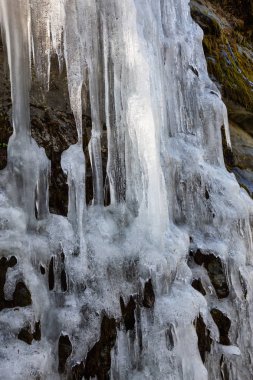 İlkbaharda kaya duvarında eriyen buz. Squamish yakınlarında çekilmiş, Vancouver'ın kuzeyi, British Columbia, Kanada.