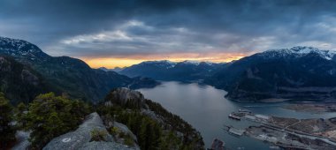 Renkli bir gün batımı sırasında Dağın tepesinden Güzel Kanada Doğa Manzara Panoramik Manzara görünümü. Squamish, Kuzey Vancouver, Bc, Kanada'da çekildi.