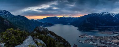 Renkli bir gün batımı sırasında Dağın tepesinden Güzel Kanada Doğa Manzara Panoramik Manzara görünümü. Squamish, Kuzey Vancouver, Bc, Kanada'da çekildi.