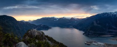 Renkli bir gün batımı sırasında Dağın tepesinden Güzel Kanada Doğa Manzara Panoramik Manzara görünümü. Squamish, Kuzey Vancouver, Bc, Kanada'da çekildi.