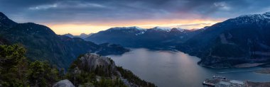 Renkli bir gün batımı sırasında Dağın tepesinden Güzel Kanada Doğa Manzara Panoramik Manzara görünümü. Squamish, Kuzey Vancouver, Bc, Kanada'da çekildi.