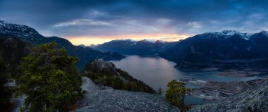 Renkli bir gün batımı sırasında Dağın tepesinden Güzel Kanada Doğa Manzara Panoramik Manzara görünümü. Squamish, Kuzey Vancouver, Bc, Kanada'da çekildi.