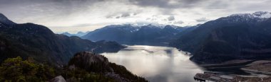 Bulutlu bir gün boyunca Dağın tepesinden Güzel Kanada Doğa Manzara Panoramik Manzara görünümü. Squamish, Kuzey Vancouver, Bc, Kanada'da çekildi.