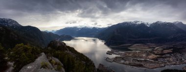 Bulutlu bir gün boyunca Dağın tepesinden Güzel Kanada Doğa Manzara Panoramik Manzara görünümü. Squamish, Kuzey Vancouver, Bc, Kanada'da çekildi.