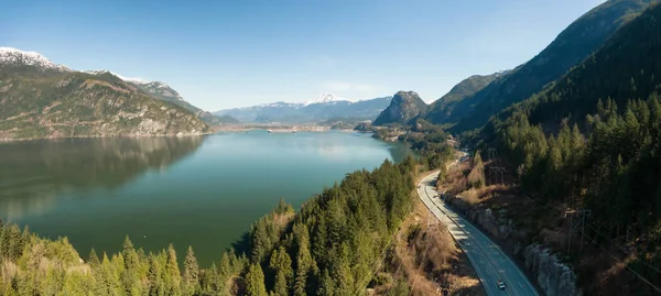 Vzdušný Panoramatický Výhled Moře Oblohu Hlavní Horu Pozadí Během Slunného — Stock fotografie