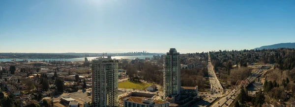 在阳光明媚的夏日 现代城市的空中全景 拍摄于加拿大不列颠哥伦比亚省北温哥华 — 图库照片