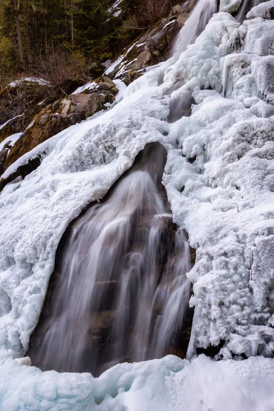 Krásný Výhled Vodopád Křivolaké Vodopády Pokryté Tavením Ledu Během Jarní — Stock fotografie