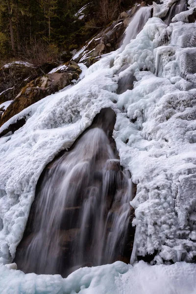 Hermosa Vista Una Cascada Crooked Falls Cubierta Hielo Derretido Durante — Foto de Stock