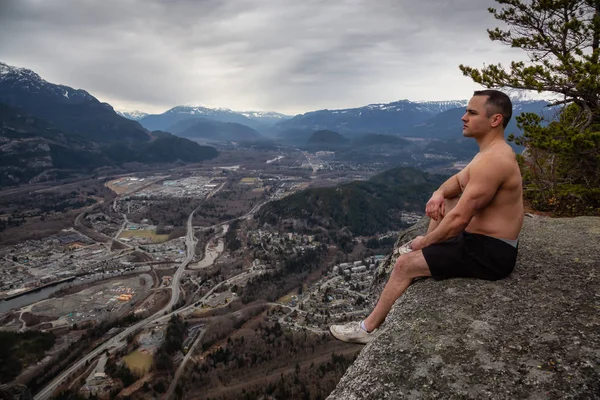 Fit Muscular Caucasian Man Está Sentado Acantilado Cima Una Montaña — Foto de Stock