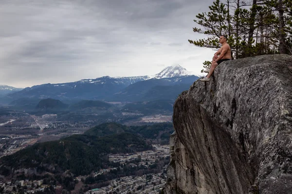 Подтянутый Мускулистый Кавказский Мужчина Сидит Скале Вершине Горы Наслаждается Пейзажем — стоковое фото