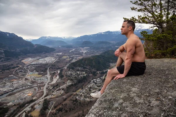 Fit Muscular Caucasian Man Está Sentado Acantilado Cima Una Montaña — Foto de Stock