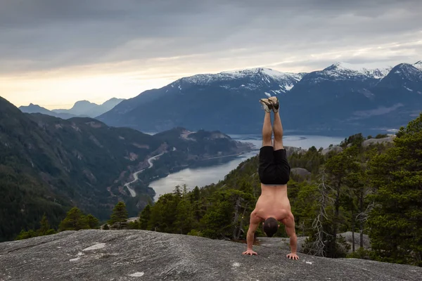 Fit Muscular Young Man Está Haciendo Ejercicios Cima Montaña Durante — Foto de Stock