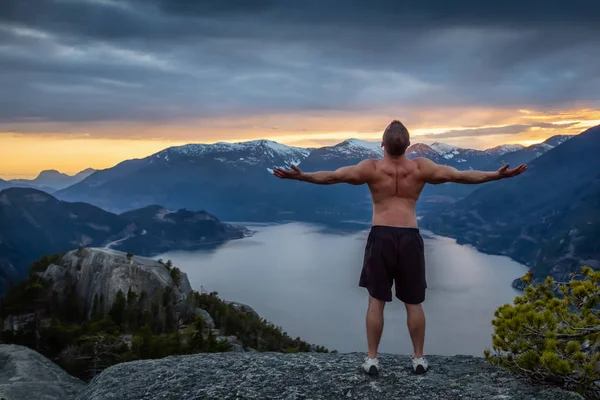 Fit Muscular Young Man Cima Alla Montagna Durante Tramonto Colorato — Foto Stock