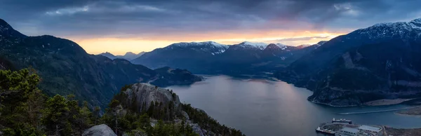 在五颜六色的日落中 从山顶欣赏美丽的加拿大自然风光 拍摄于加拿大不列颠哥伦比亚省温哥华以北的斯夸米什 — 图库照片