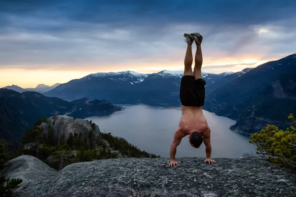 Fit Muscular Young Man Está Haciendo Ejercicios Cima Montaña Durante — Foto de Stock