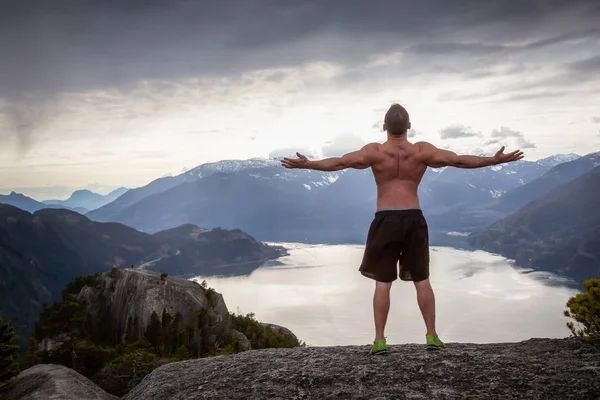 在阴天 健身和肌肉的年轻人在山顶上 拍摄于加拿大不列颠哥伦比亚省温哥华以北的斯夸米什头山 — 图库照片