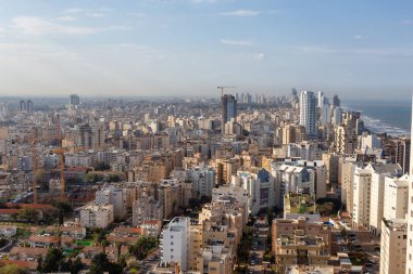 Bulutlu ve güneşli bir gün doğumu sırasında bir şehirde bir yerleşim mahallehavadan görünümü. Alınan Netanya, Center District, İsrail.