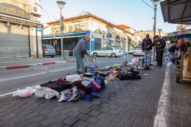 Yafa, Tel Aviv, İsrail - 1 Nisan 2019: Güneşli bir gün doğumu sırasında sokaklarda mal satan insanlar.