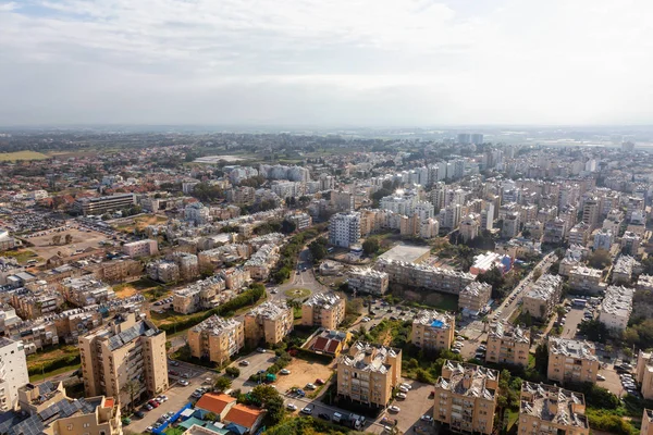 曇りと日当たりの良い日の出の間に都市の住宅街の航空写真 イスラエル ネターニャで撮影 — ストック写真