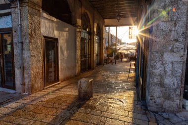 Güneşli bir gün doğumu sırasında antik sokakların güzel görünümü. Yafa Old City, Tel Aviv, İsrail.