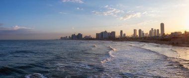 Renkli bir gün doğumu sırasında Akdeniz'de modern bir şehir panoramik görünümü. Yafa, Tel Aviv-Yafo, İsrail,