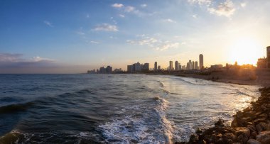 Renkli bir gün doğumu sırasında Akdeniz'de modern bir şehir panoramik görünümü. Yafa, Tel Aviv-Yafo, İsrail,