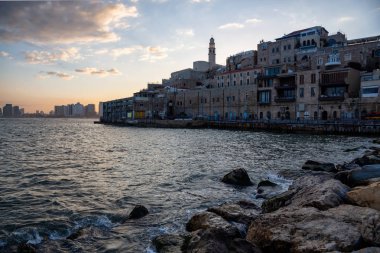 Renkli bir gün doğumu sırasında Jaffa Limanı'nın güzel manzarası. Tel Aviv-Yafo, İsrail'de çekilmiş.