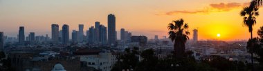 Renkli bir gün doğumu sırasında modern bir şehir panoramik görünümü. Yafa, Tel Aviv-Yafo, İsrail,
