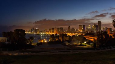 Gün doğumu sırasında modern bir şehir panoramik görünümü. Yafa, Tel Aviv-Yafo, İsrail,