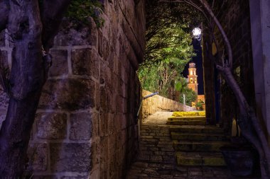 Tarihi Eski Jaffa Limanı'nın ara sokaklarında gece manzarası. Tel Aviv, İsrail'de çekilmiş.