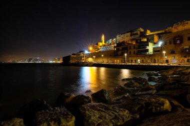 Gece saatlerinde Yafa Limanı'nın güzel manzarası. Tel Aviv-Yafo, İsrail'de çekilmiş.