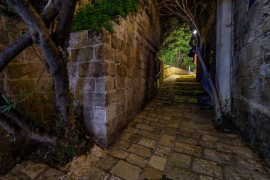 Tarihi Eski Jaffa Limanı'nın ara sokaklarında gece manzarası. Tel Aviv, İsrail'de çekilmiş.