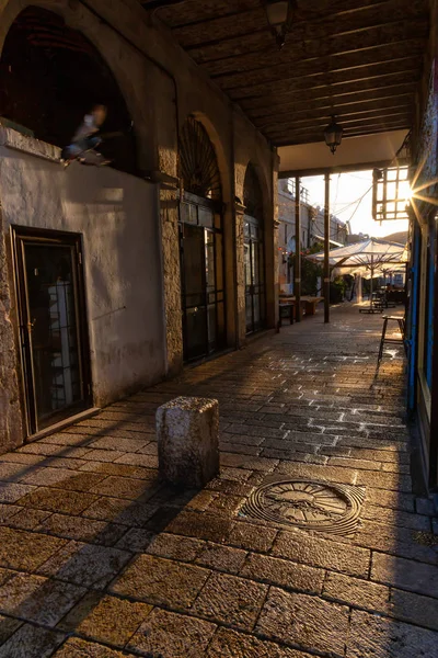 Nádherný Výhled Starodávné Ulice Během Slunečného Východu Slunce Byl Převzat — Stock fotografie
