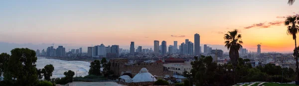 Panoramiczny Widok Nowoczesne Centrum Miasta Podczas Kolorowego Wschodu Słońca Podjęte — Zdjęcie stockowe