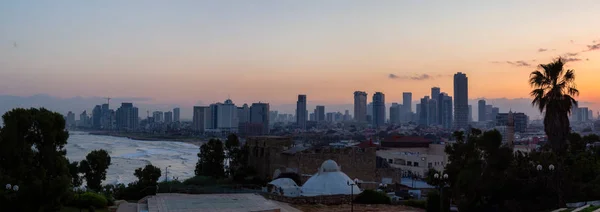 Panoramisch Uitzicht Een Moderne Stad Het Centrum Tijdens Een Kleurrijke — Stockfoto