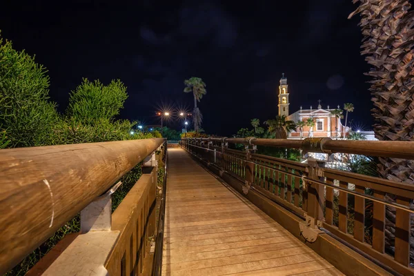 在阿布沙公园许愿桥的美丽景色与圣彼得教堂在夜晚的背景 拍摄于以色列特拉维夫 亚福老城贾法 — 图库照片