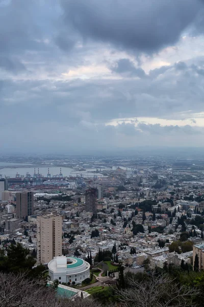 Bulutlu bir gün batımı sırasında Akdeniz kıyısında bir şehrin güzel görünümü. Hayfa, İsrail'de çekilmiş.